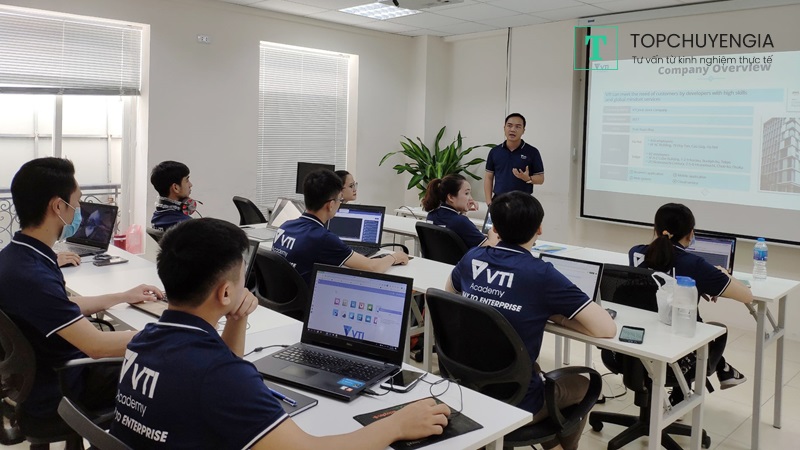 AI chatbot training course của VTI Academy