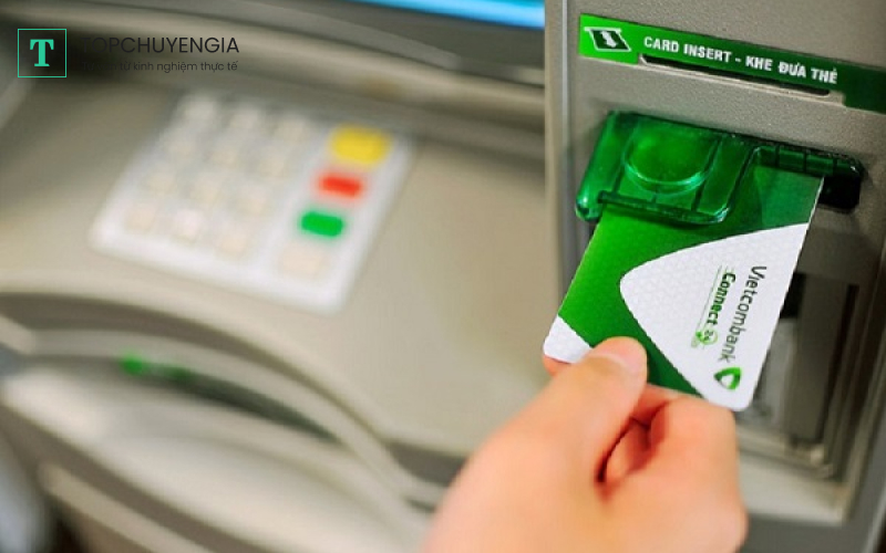 Cho thẻ vào máy ATM