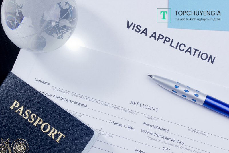 Kiểm tra hộ chiếu và làm thủ tục xin visa