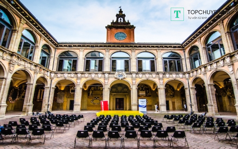 Đại học Bologna - Trường có kiến trúc tinh xảo nên đi du học Ý