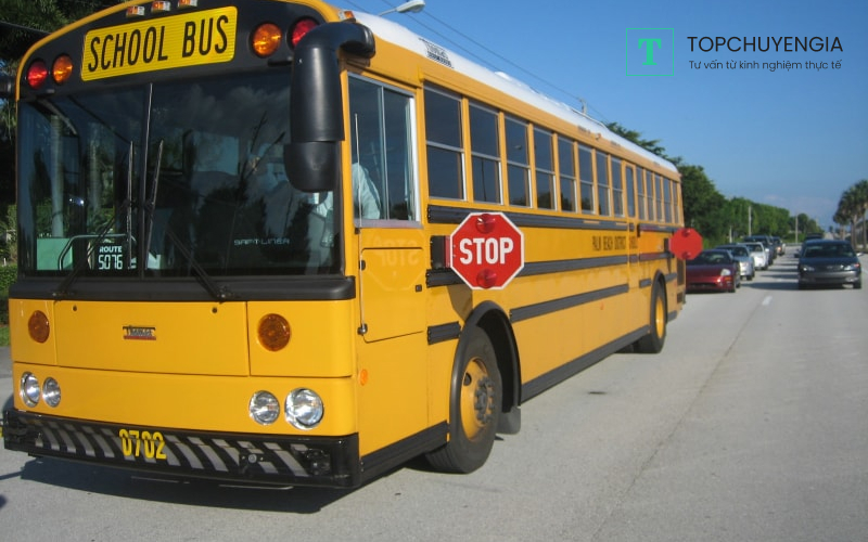 Xe bus phương tiện đi lại khi du học Canada